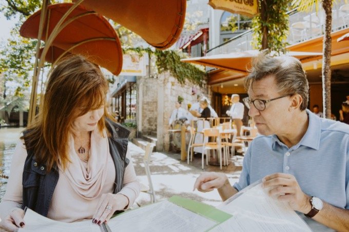 Paar studiert die Speisekarte in einem Outdoor-Restaurant
