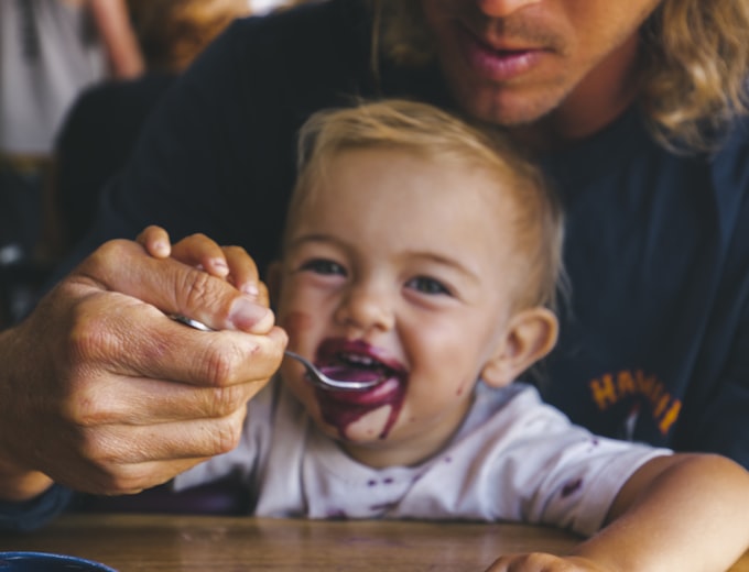Baby wird mit einem Löffel gefüttert