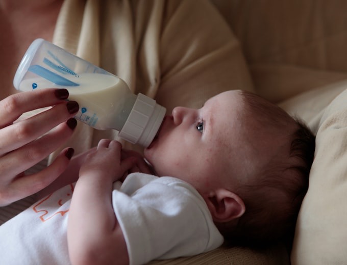 Baby mit Milchfläschchen