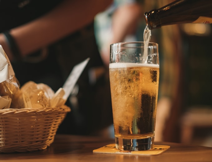Bier wird in ein Glas eingeschenkt