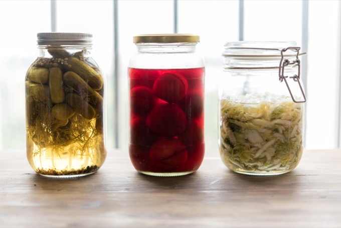 Gläser mit fermentiertem Gemüse: Gurken, Rote Bete und Sauerkraut