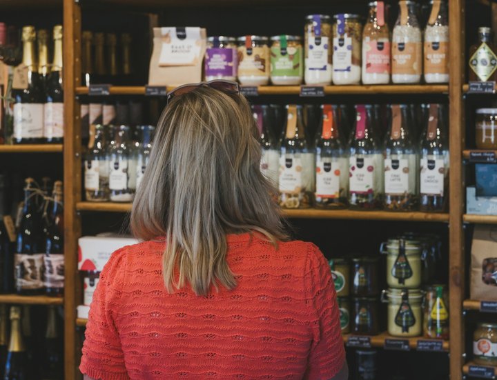 Verbraucherin prüft Lebensmittel in einem europäischen Geschäft