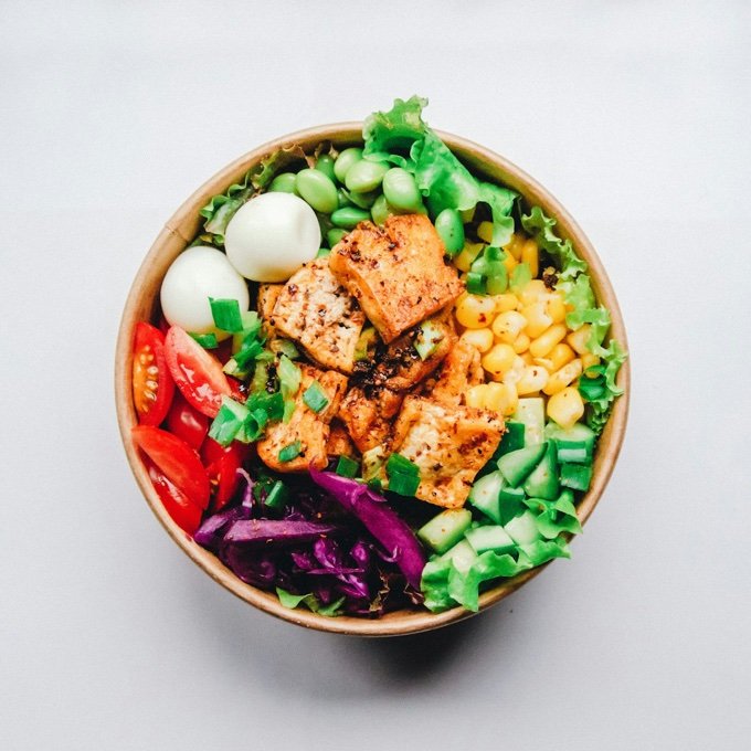 Bowl mit Gemüse und Fleisch