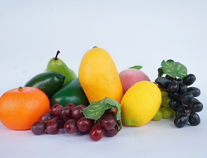 Frische Früchte: Mango, Trauben, Orange und Birne