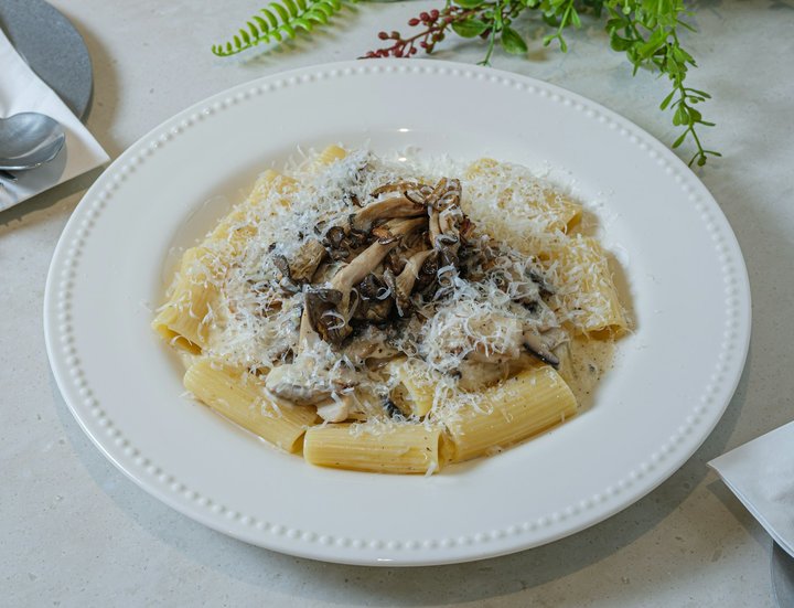 Pastagericht mit Pilzen und Parmesan als natürliche Glutamatquellen