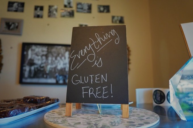 Schild mit der Aufschrift Gluten Free auf einem Tisch