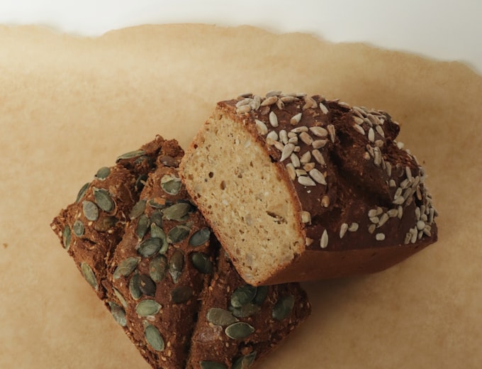 Glutenfreies Brot mit Kernen auf Backpapier