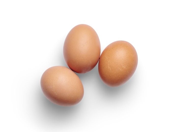 Braune Hühnereier auf weißem Hintergrund