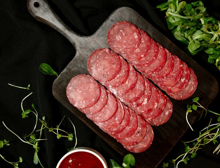 Aufgeschnittene Salami auf einem Holzbrett