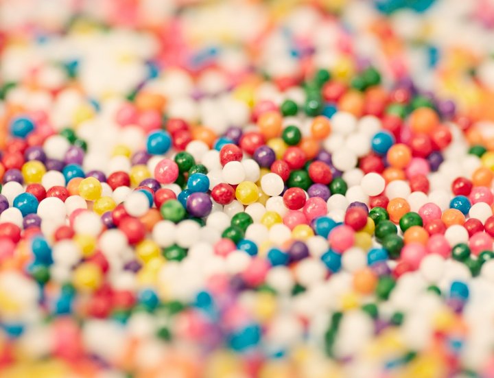 Bunte Zuckerstreusel als Beispiel für intensiv gefärbte Lebensmittel