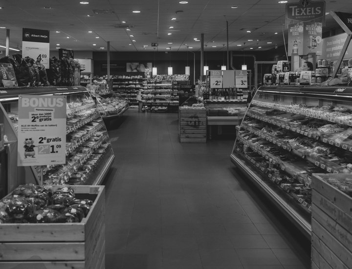 Blick in die Gänge eines europäischen Supermarkts