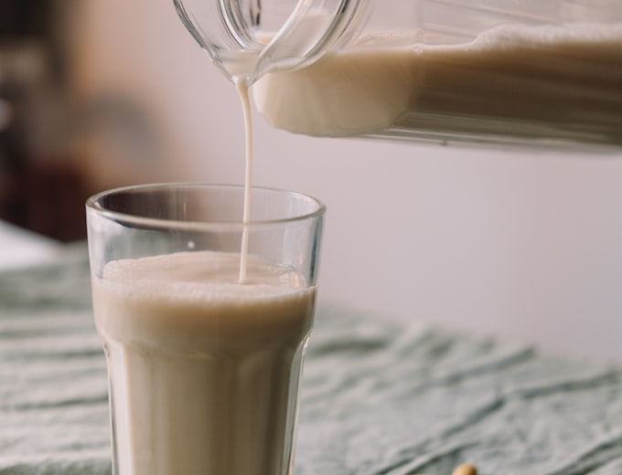 Pflanzendrink wird in ein Glas gegossen