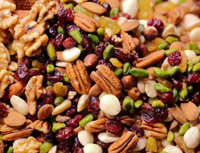 Verschiedene Schalenfrüchte und Nüsse