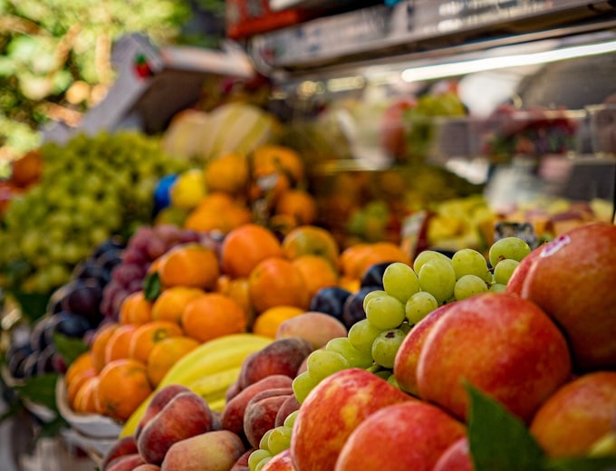 Verschiedene Obstsorten auf einem Tisch