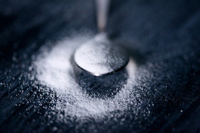 Löffel mit weißem Zuckeralkohol-Pulver